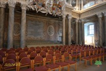 Der Blick von der Empore zeigt die Sitzreihen und den aufwendig gestalteten Kirchenraum. (Bild: Stefan Siedler)