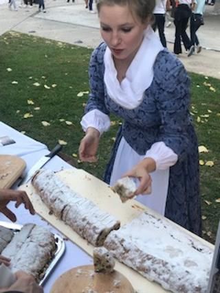 Den Besuchern wurde das typische Dessert Weihnachten und der Dresdner Christrollen angeboten