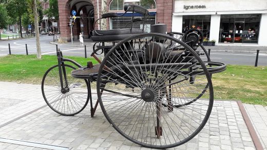 Ein Modell des Wagens von Bertha Benz