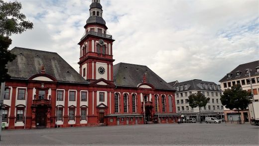 Die Marktplatz-Kirche morgens um 9.45 Uhr