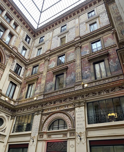 Galleria Sciarra, die zwischen 1885 und 1888 von Prinz Maffeo Barberini Colonna di Sciarra erbaut wurde und ein authentisches architektonisches Meisterwerk von Giulio De Angelis ist, Symbol des Geschmacks der Zeit .