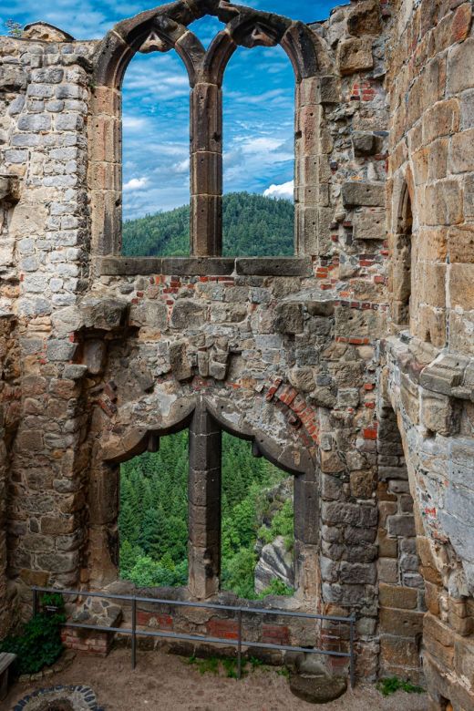 Blick durch die Fenster der Klosterruine